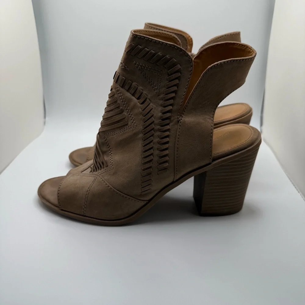 Universal‎ Thread Brown Ankle Booties - Picture 2 of 5